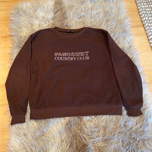 She in pullover sweatshirt - Picture 1 of 4